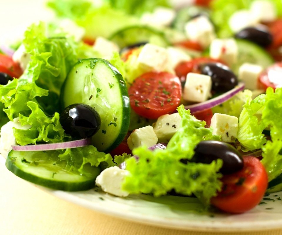 Обои лук, cалат, сыр, греческий салат, овощи, укроп, помидоры, оливки, маслины, огурцы, фета, feta, bow, salad, cheese, greek salad, vegetables, dill, tomatoes, olives, cucumbers разрешение 1920x1284 Загрузить