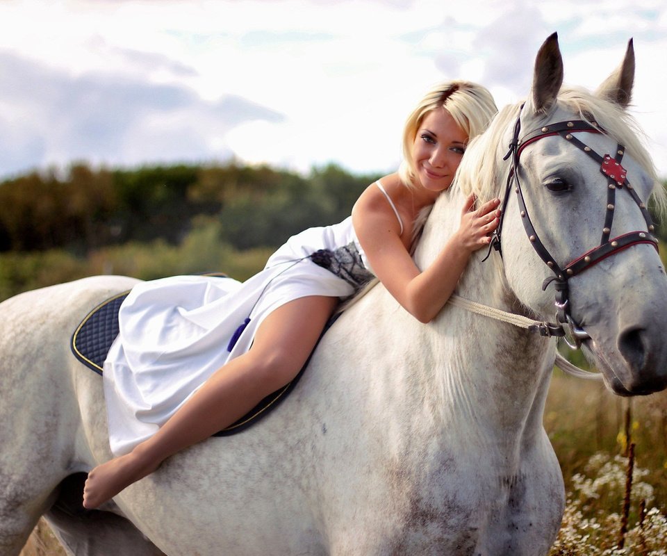 Обои лошадь, девушка, платье, блондинка, horse, girl, dress, blonde разрешение 2560x1707 Загрузить