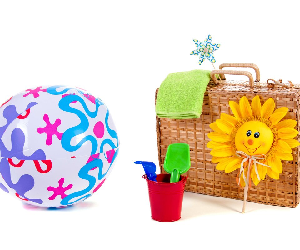 Обои солнце, игрушки, мяч, чемодан, the sun, toys, the ball, suitcase разрешение 3888x2592 Загрузить