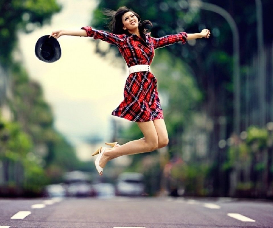 Обои дорога, девушка, взгляд, прыжок, волосы, лицо, свобода, road, girl, look, jump, hair, face, freedom разрешение 1920x1080 Загрузить