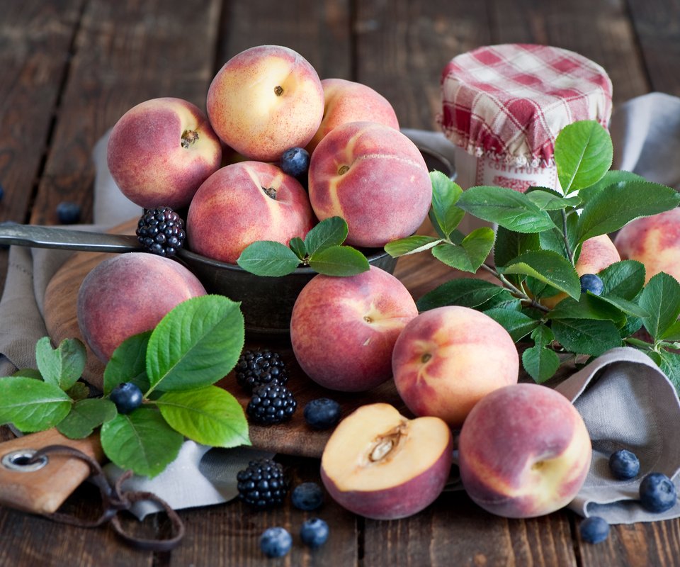 Обои фрукты, ягоды, персики, черника, ежевика, fruit, berries, peaches, blueberries, blackberry разрешение 2000x1331 Загрузить