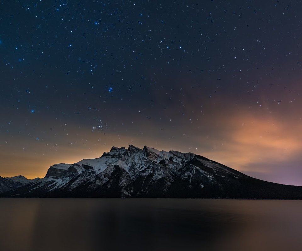 Обои небо, свет, озеро, горы, отражение, звезды, зеркало, the sky, light, lake, mountains, reflection, stars, mirror разрешение 1920x1200 Загрузить