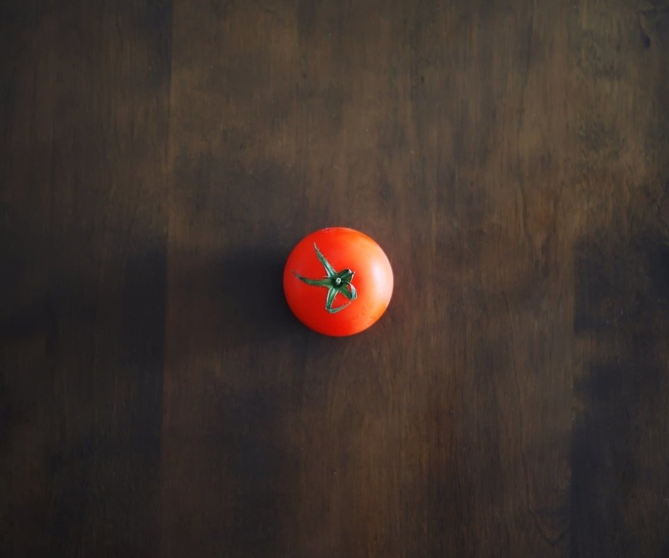 Обои фон, стол, красный, минимализм, тень, овощи, помидор, томат, background, table, red, minimalism, shadow, vegetables, tomato разрешение 2560x1600 Загрузить