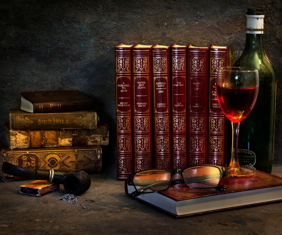 Обои очки, красное, книги, бокал, вино, спички, трубка, бутылка, пепел, glasses, red, books, glass, wine, matches, tube, bottle, ash разрешение 2048x1411 Загрузить