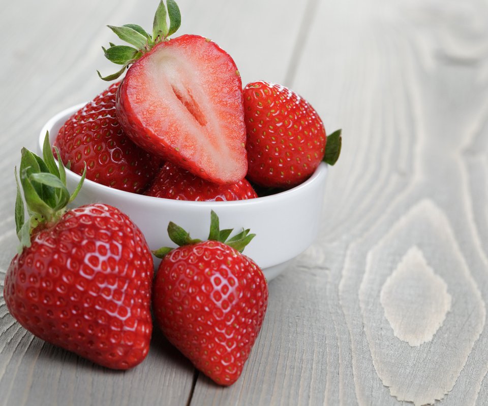 Обои ягода, клубника, виктория, пиала, деревянная поверхность, berry, strawberry, victoria, bowl, wooden surface разрешение 3840x2400 Загрузить