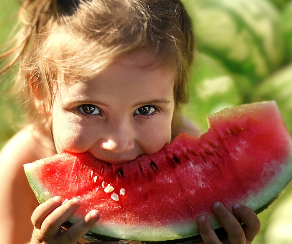 Обои глаза, девочка, арбуз, кушает, eyes, girl, watermelon, eats разрешение 1920x1200 Загрузить