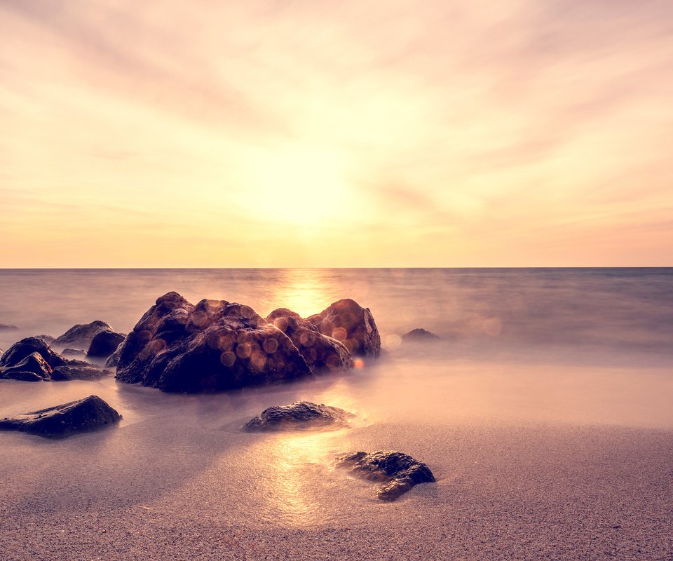 Обои камни, закат, море, песок, stones, sunset, sea, sand разрешение 2880x1800 Загрузить