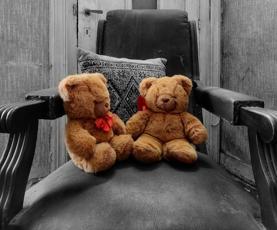 Обои мишки, кресло, игрушки, bears, chair, toys разрешение 2046x1345 Загрузить