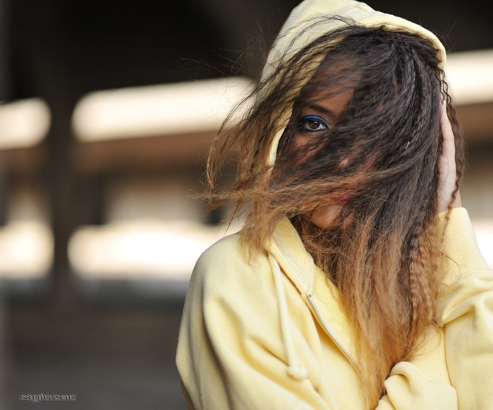 Обои девушка, взгляд, волосы, фотограф, ветер, джованни zacche, girl, look, hair, photographer, the wind, giovanni zacche разрешение 2048x1363 Загрузить