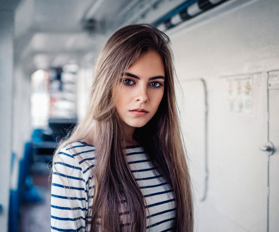 Обои глаза, девушка, настроение, портрет, модель, волосы, eyes, girl, mood, portrait, model, hair разрешение 2048x1367 Загрузить