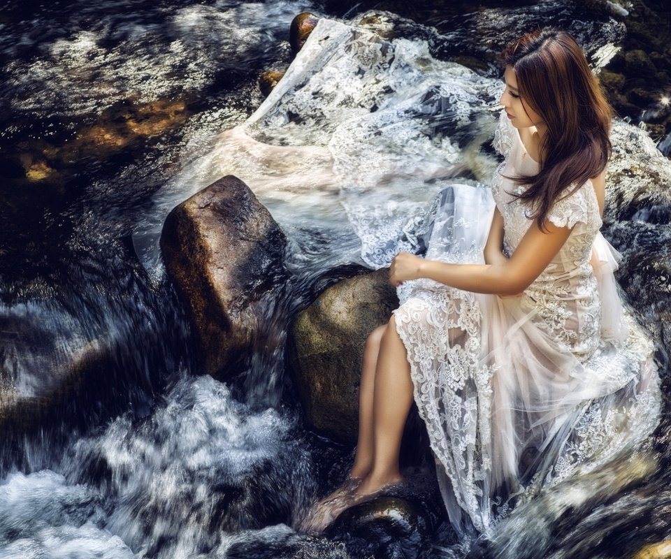 Обои река, камни, настроение, платье, азиатка, невеста, river, stones, mood, dress, asian, the bride разрешение 1920x1414 Загрузить