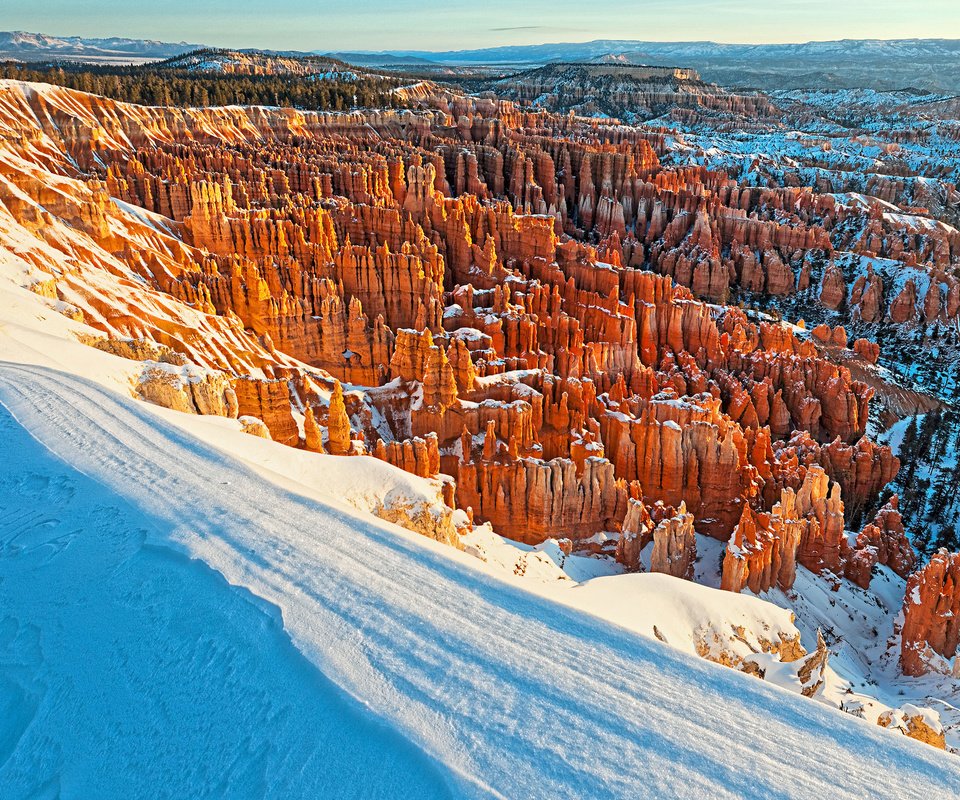 Обои горы, снег, зима, сша, штат юта, каньон брайс национальный парк, mountains, snow, winter, usa, utah, bryce canyon national park разрешение 2048x1360 Загрузить