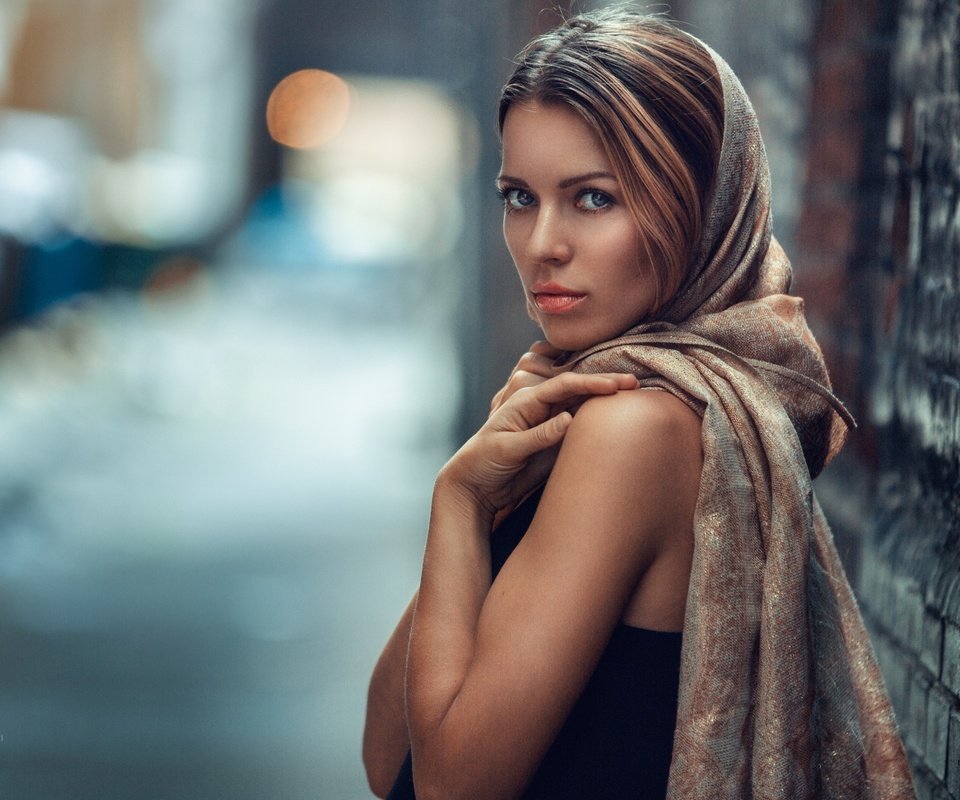 Обои девушка, взгляд, стена, шаль, raed ammari, girl, look, wall, shawl разрешение 2048x1365 Загрузить