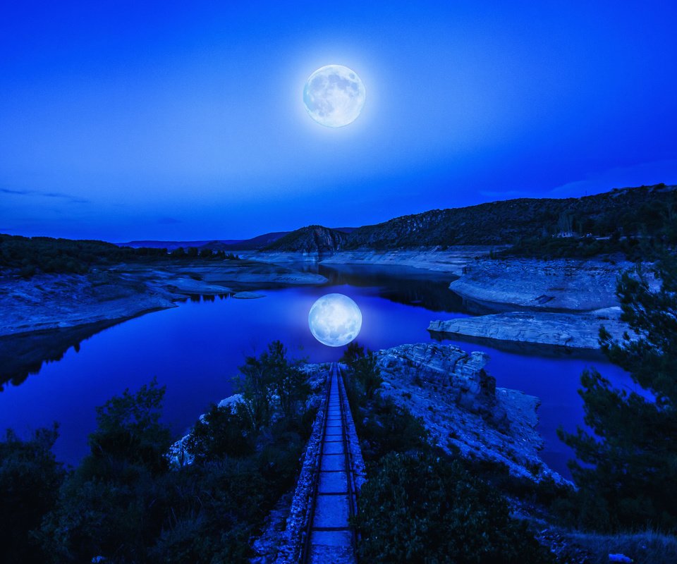 Обои ночь, озеро, природа, отражение, луна, пейзаж., night, lake, nature, reflection, the moon, landscape. разрешение 2048x1242 Загрузить
