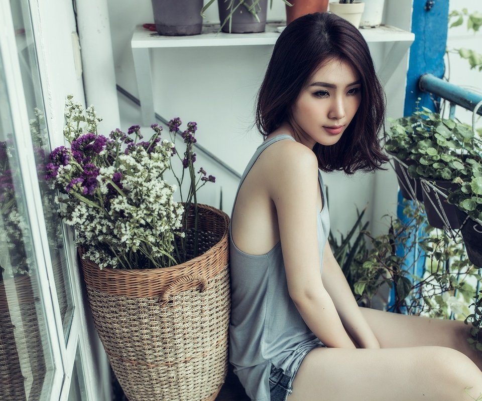 Обои цветы, девушка, модель, балкон, азиатка, flowers, girl, model, balcony, asian разрешение 2047x1247 Загрузить