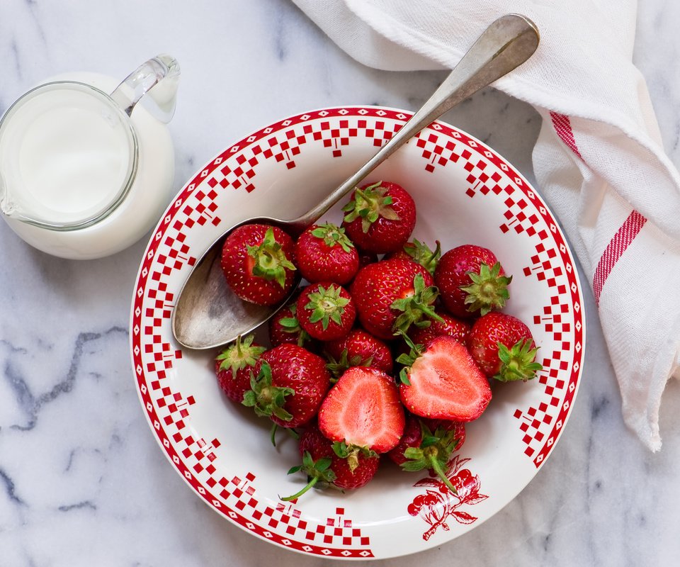 Обои клубника, ягоды, полотенце, тарелка, сливки, ложка, кувшинчик, strawberry, berries, towel, plate, cream, spoon, jug разрешение 4048x2816 Загрузить