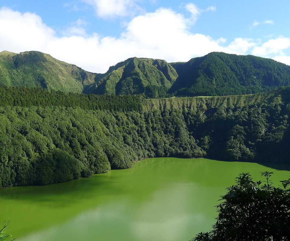 Обои озеро, горы, природа, пейзаж, португалия, азорские острова, lake, mountains, nature, landscape, portugal, azores разрешение 2436x1370 Загрузить