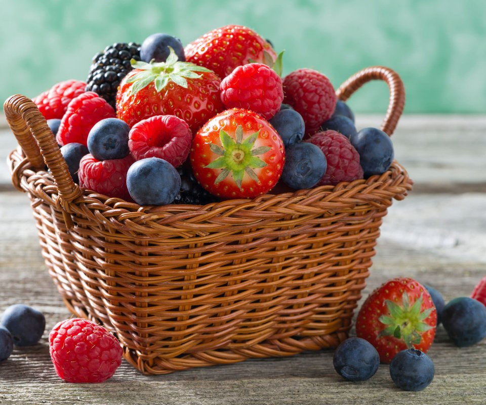 Обои малина, клубника, корзина, ягоды, голубика, raspberry, strawberry, basket, berries, blueberries разрешение 2048x1367 Загрузить