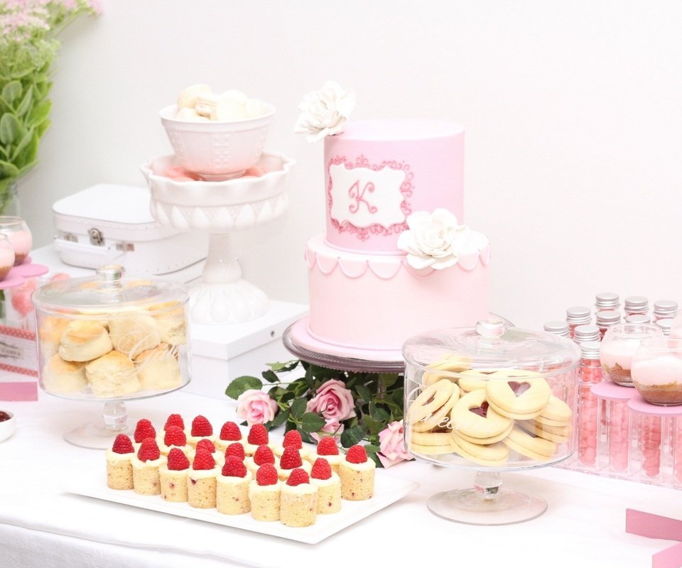 Обои розы, конфеты, розовый, свадьба, торт, десерт, пирожное, кексы, макарун, macaron, roses, candy, pink, wedding, cake, dessert, cupcakes разрешение 2100x1368 Загрузить