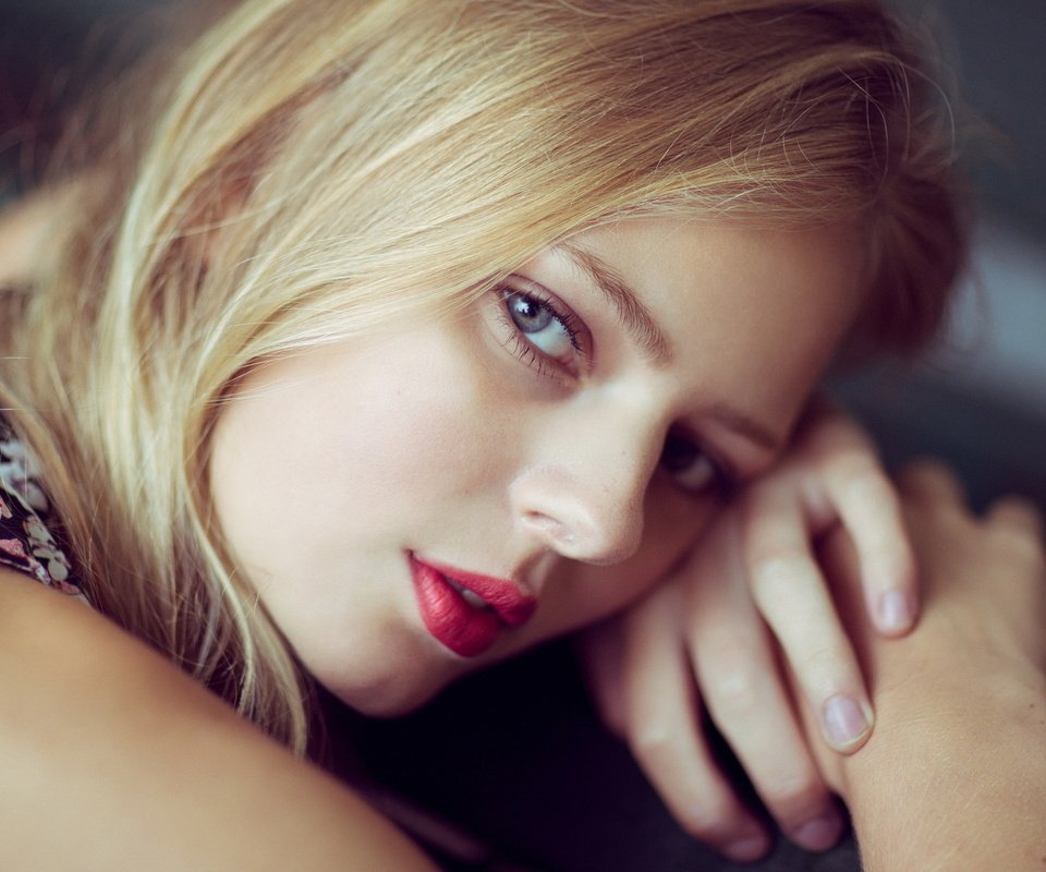 Обои девушка, поза, блондинка, руки, красные губы, портерт, girl, pose, blonde, hands, red lips, porter разрешение 2048x1152 Загрузить