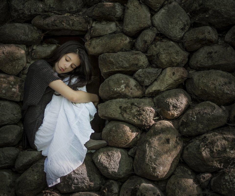 Обои камни, девушка, настроение, фон, поза, стена, закрытые глаза, stones, girl, mood, background, pose, wall, closed eyes разрешение 2560x1600 Загрузить