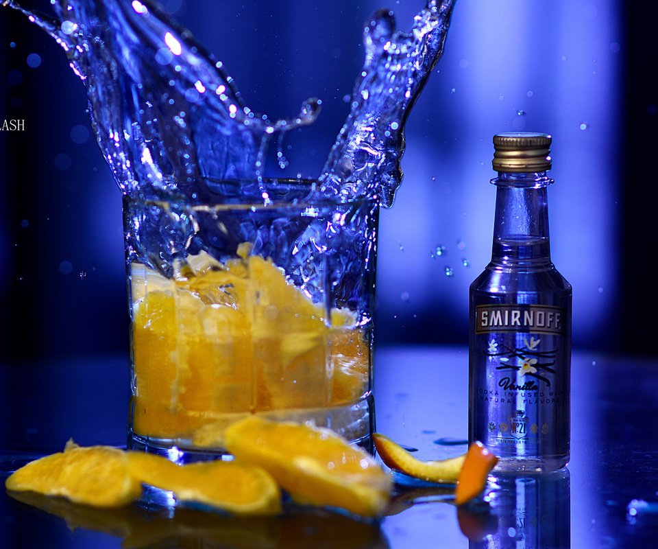 Обои фон, водка, синий, цитрусы, апельсин, smirnoff, jared c, всплеск, коктейль, стакан, бутылка, алкоголь, background, vodka, blue, citrus, orange, splash, cocktail, glass, bottle, alcohol разрешение 2048x1382 Загрузить