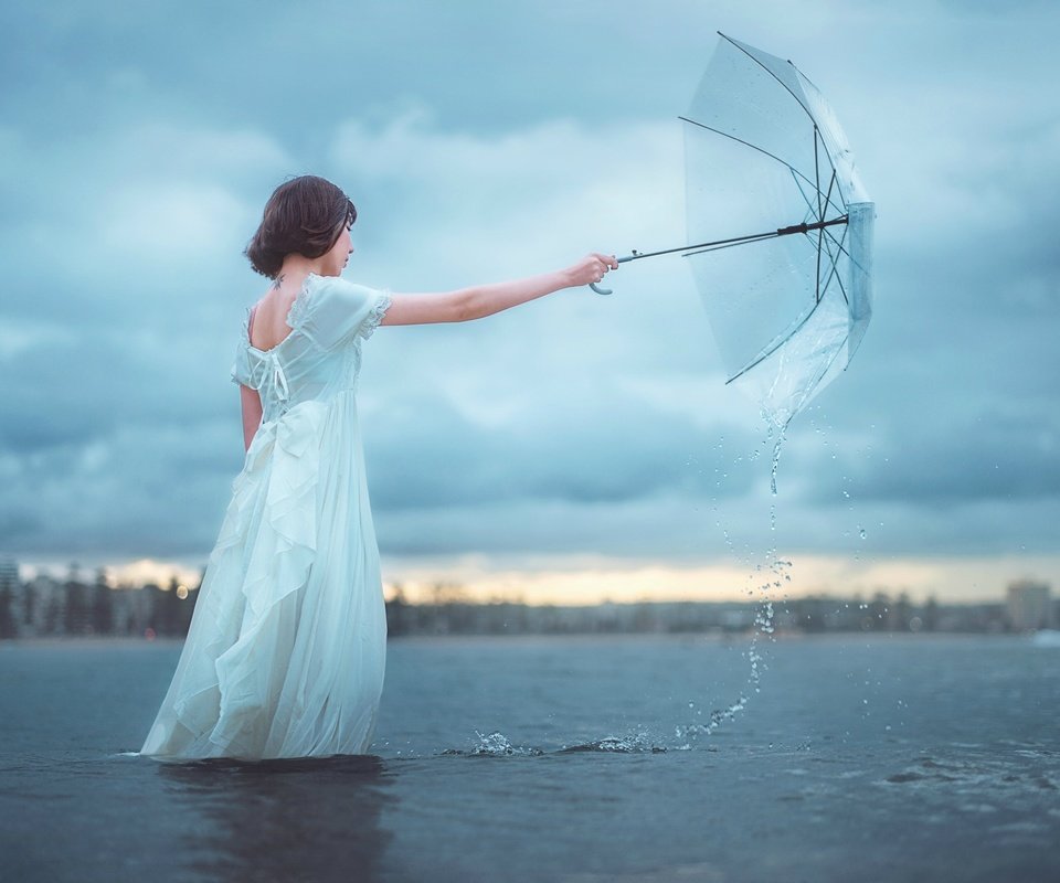 Обои вода, девушка, настроение, зонт, зонтик, азиатка, белое платье, water, girl, mood, umbrella, asian, white dress разрешение 2499x1667 Загрузить