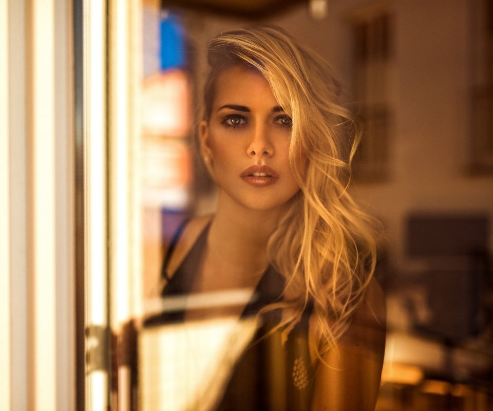 Обои блондинка, девушки, окно, стекло, blonde, girls, window, glass разрешение 2048x1367 Загрузить