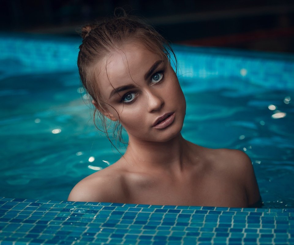 Обои девушка, взгляд, бассейн, волосы, лицо, лиза качурина, girl, look, pool, hair, face, lisa kachurina разрешение 2560x1707 Загрузить