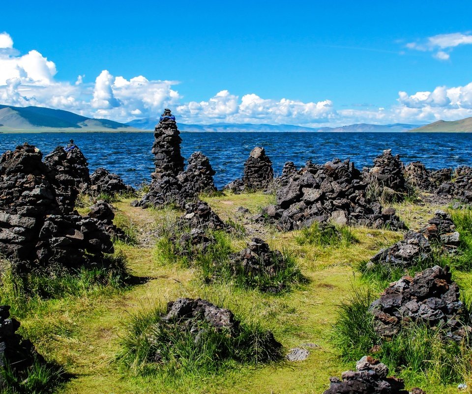 Обои небо, озеро, камни, монголия, the sky, lake, stones, mongolia разрешение 1920x1279 Загрузить