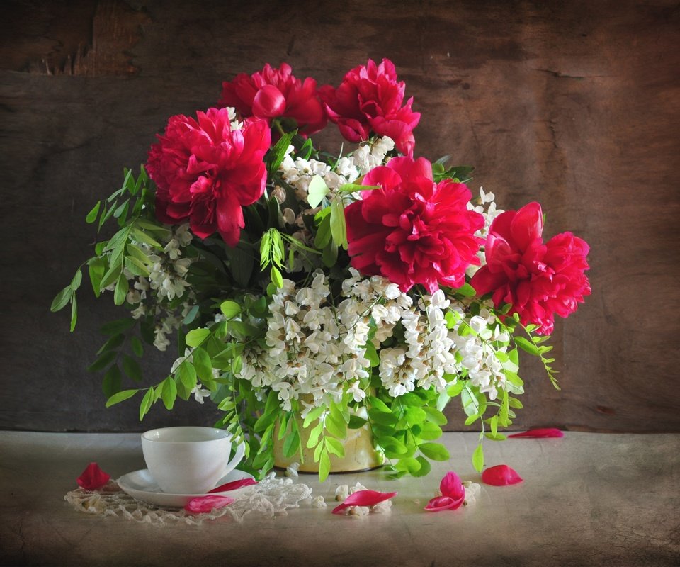 Обои цветы, букет, чашка, натюрморт, пионы, акация, flowers, bouquet, cup, still life, peonies, acacia разрешение 2400x1594 Загрузить