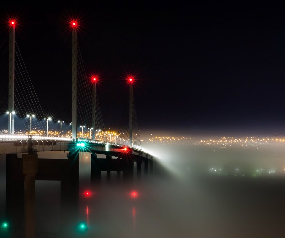 Обои огни, туман, мост, транспорт, шотландия, kessock, into the mist, кесок, lights, fog, bridge, transport, scotland, kasok разрешение 2560x1440 Загрузить