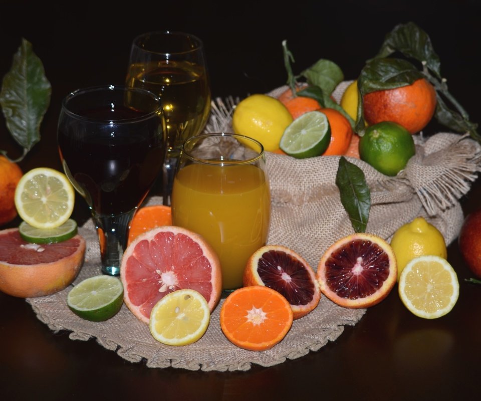 Обои фрукты, апельсины, лайм, лимоны, цитрусы, грейпфрут, сок, fruit, oranges, lime, lemons, citrus, grapefruit, juice разрешение 2400x1590 Загрузить