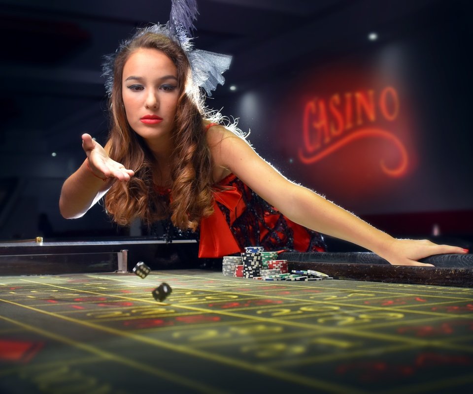 Обои девушка, блондинка, казино, фишки, кости, азарт, girl, blonde, casino, chips, bones, the excitement разрешение 6000x4000 Загрузить