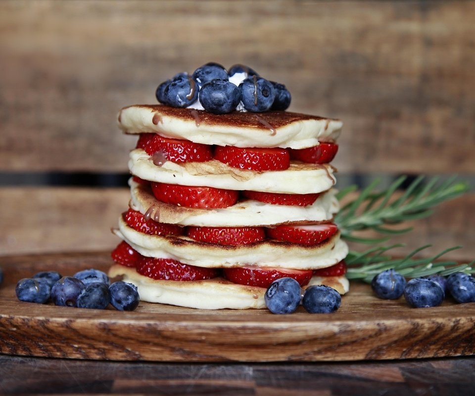Обои клубника, ягоды, черника, выпечка, блины, strawberry, berries, blueberries, cakes, pancakes разрешение 2048x1366 Загрузить