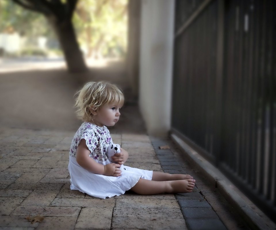 Обои город, дети, девочка, улица, волосы, лицо, the city, children, girl, street, hair, face разрешение 2560x1707 Загрузить