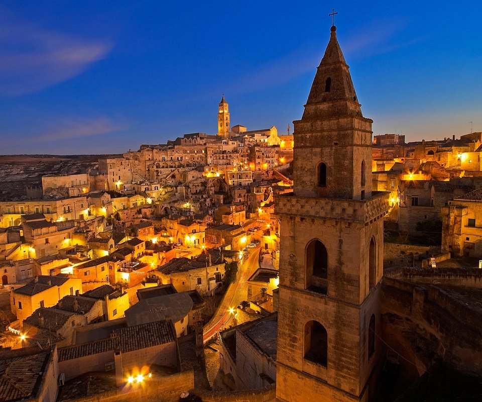 Обои ночь, огни, дома, италия, матера, базиликата, night, lights, home, italy, mater, basilicata разрешение 2048x1344 Загрузить