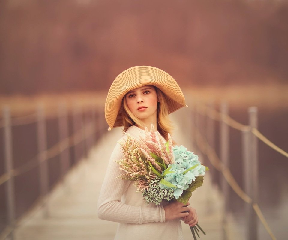 Обои цветы, девушка, блондинка, портрет, мост, шляпа, flowers, girl, blonde, portrait, bridge, hat разрешение 2048x1319 Загрузить