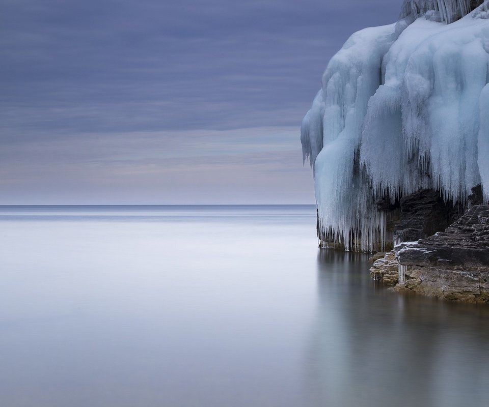 Обои небо, море, скала, горизонт, лёд, сосульки, ледник, глыба, the sky, sea, rock, horizon, ice, icicles, glacier, lump разрешение 2300x1533 Загрузить