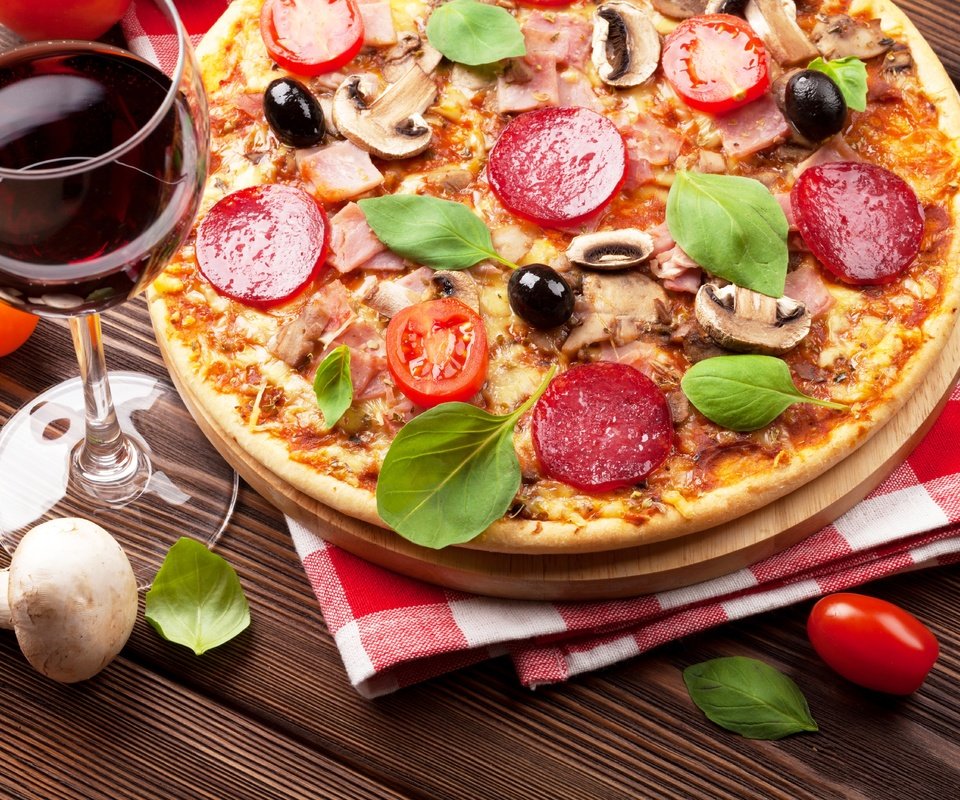 Обои грибы, сыр, вино, колбаса, оливки, пицца, ветчина, mushrooms, cheese, wine, sausage, olives, pizza, ham разрешение 5616x3744 Загрузить