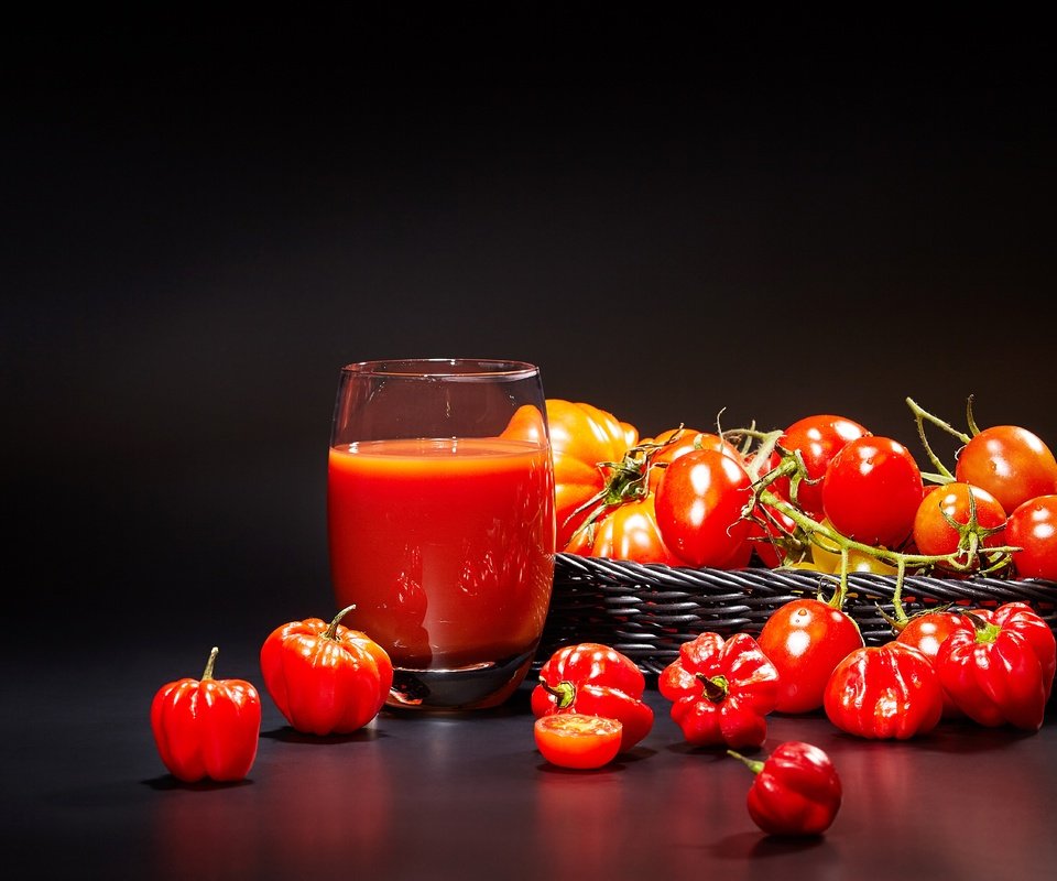 Обои черный фон, овощи, стакан, корзинка, помидоры, перец, сок, black background, vegetables, glass, basket, tomatoes, pepper, juice разрешение 5616x3744 Загрузить