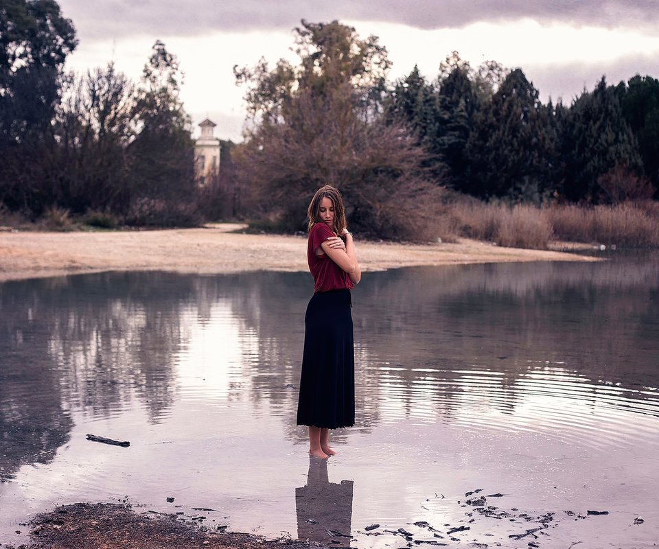 Обои природа, девушка, настроение, поза, лицо, в воде, босиком, nature, girl, mood, pose, face, in the water, barefoot разрешение 2048x1365 Загрузить