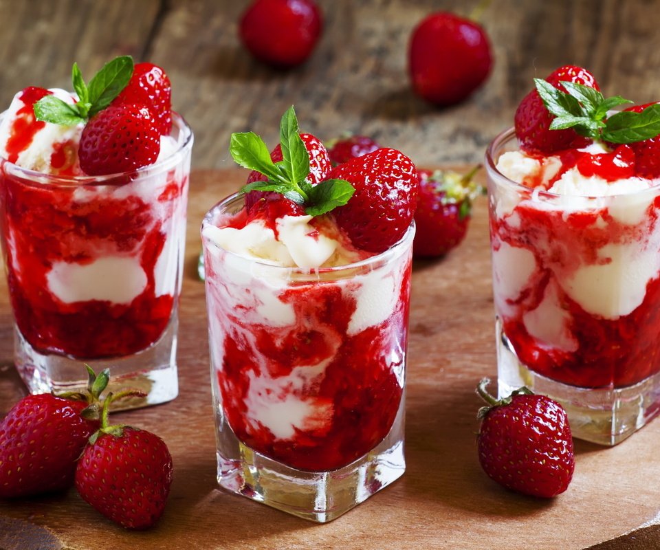 Обои еда, клубника, ягоды, стаканы, сливки, десерт, трайфл, food, strawberry, berries, glasses, cream, dessert разрешение 2048x1331 Загрузить