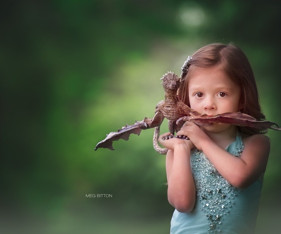 Обои фон, взгляд, девочка, игрушка, дракончик, background, look, girl, toy, dragon разрешение 2048x1359 Загрузить