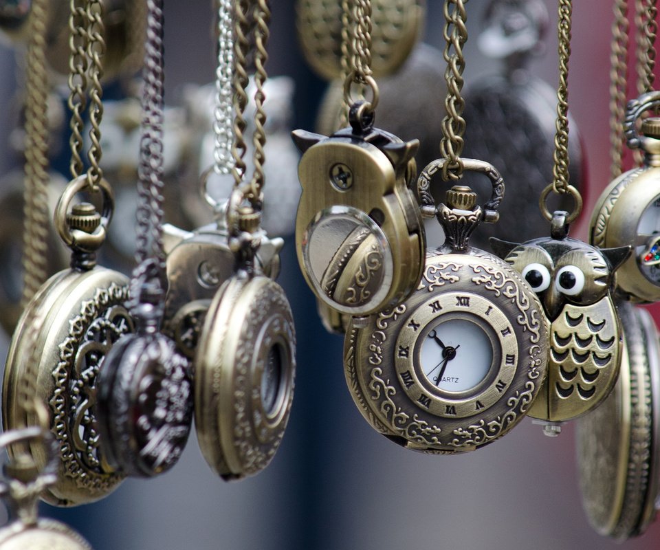 Обои украшения, часы, время, кулоны, цепочки, decoration, watch, time, pendants, chain разрешение 2880x1800 Загрузить