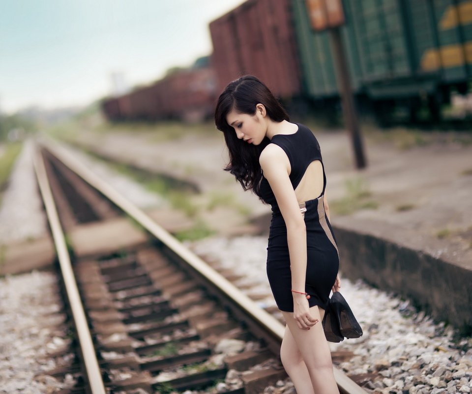 Обои железная дорога, рельсы, девушка, брюнетка, профиль, азиатка, черное платье, railroad, rails, girl, brunette, profile, asian, black dress разрешение 2560x1600 Загрузить