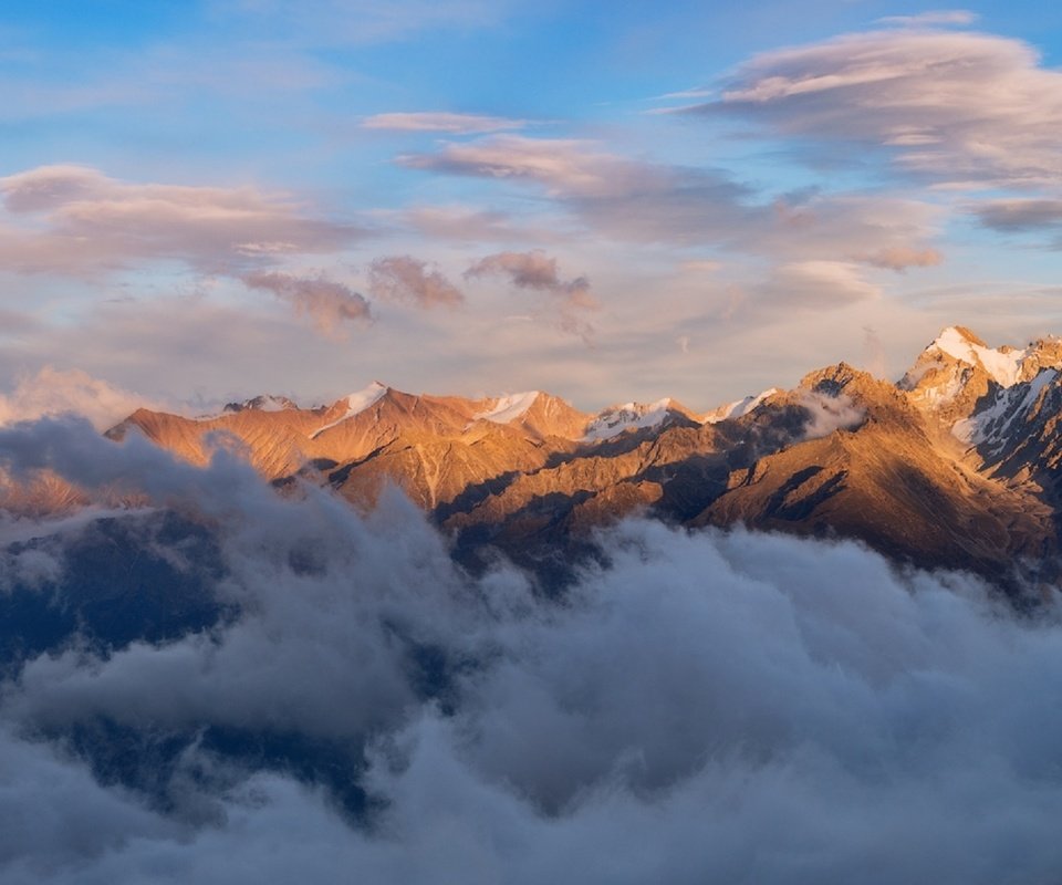 Обои небо, облака, горы, снег, хребты, высотоа, шевченко юрий, the sky, clouds, mountains, snow, ranges, wysota, shevchenko yuri разрешение 1920x1162 Загрузить