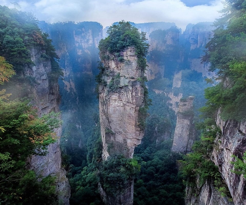 Обои горы, zhangjiajie, zhangjiajie national forest park, скалы, zhangjiajie national park, чжанцзяцзе, природа, пейзаж, утро, туман, китай, национальный парк, mountains, rocks, nature, landscape, morning, fog, china, national park разрешение 1920x1080 Загрузить