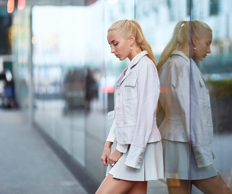 Обои девушка, отражение, блондинка, юбка, волосы, лицо, стекло, girl, reflection, blonde, skirt, hair, face, glass разрешение 2560x1707 Загрузить