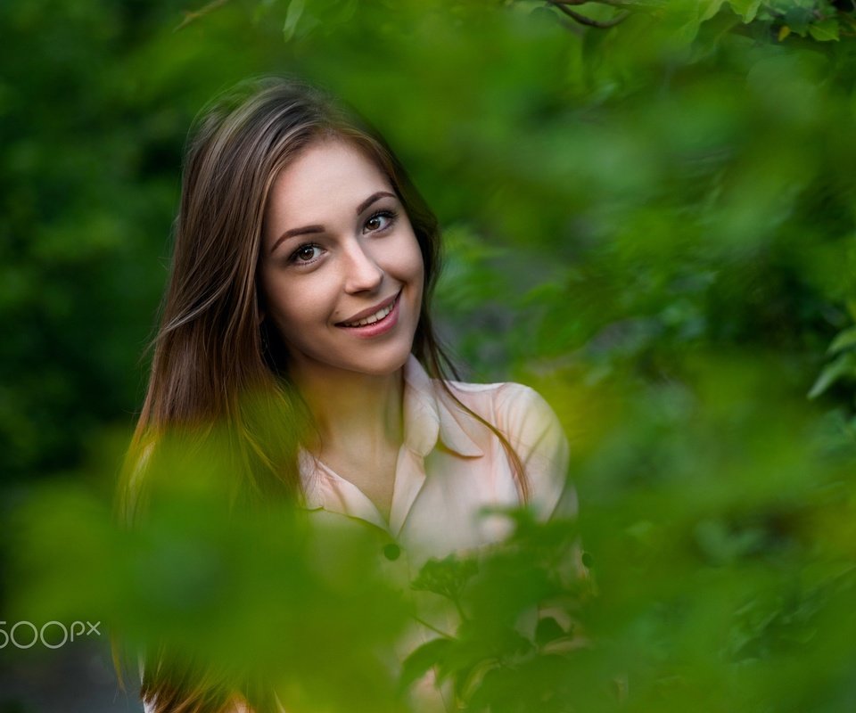 Обои природа, листья, девушка, улыбка, взгляд, волосы, лицо, nature, leaves, girl, smile, look, hair, face разрешение 2048x1536 Загрузить